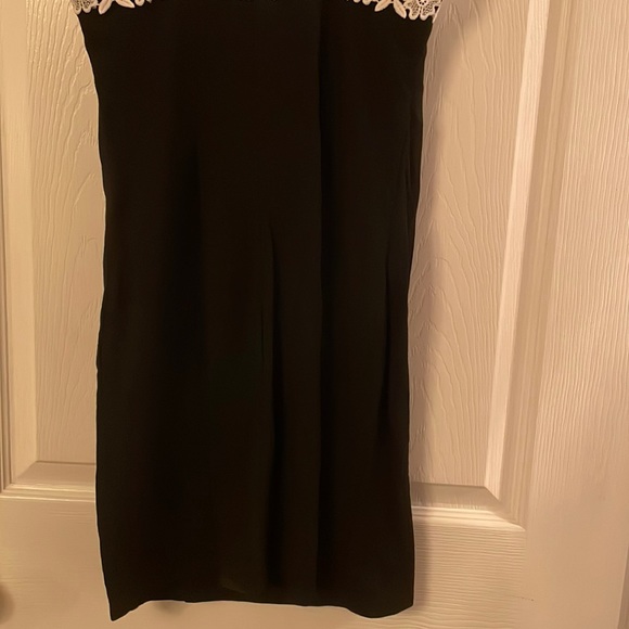 Little black dress with white embroidery - Picture 4 of 5